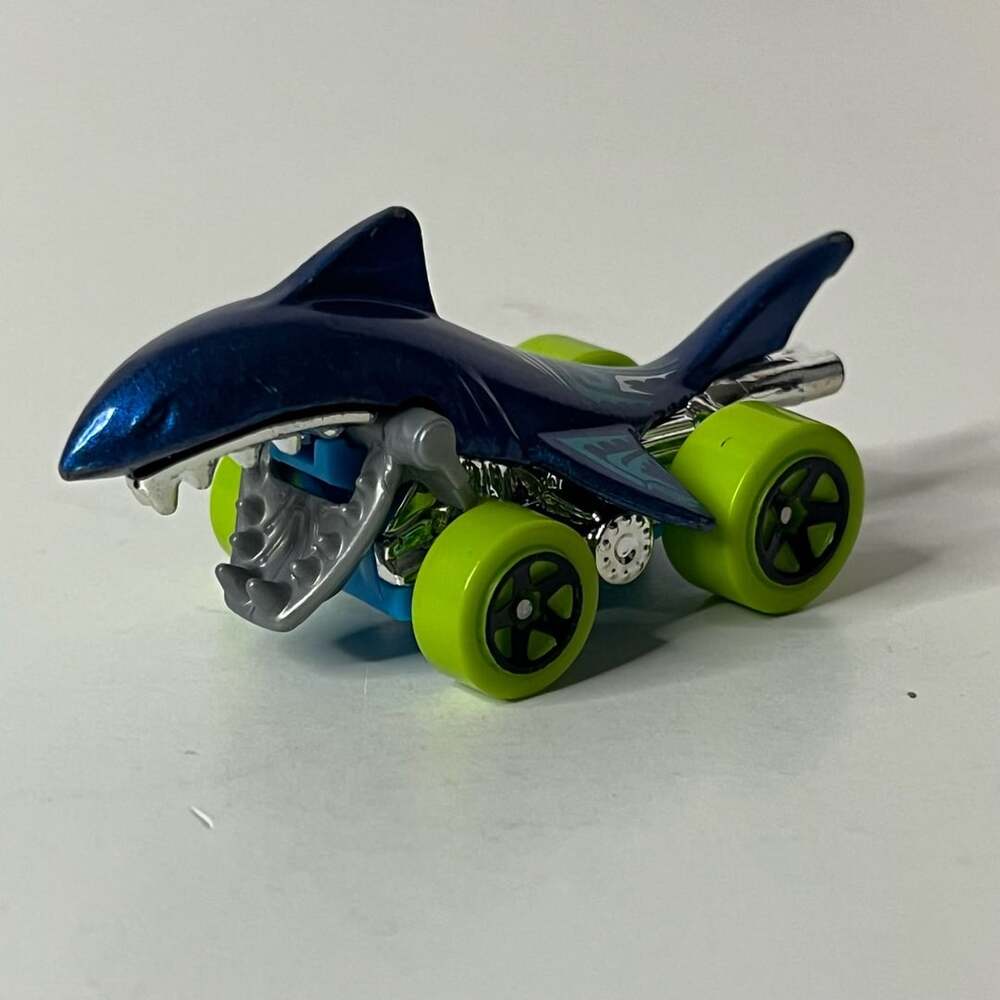 Hot Wheels Shark Bite Street Beasts 1:64 Blue Diecast Toy Car